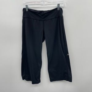 Lululemon black capri pant